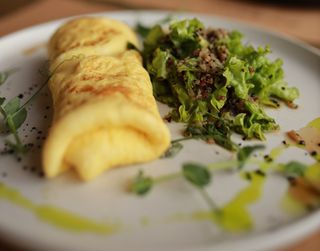 Омлет з трюфелем, страчетелою та салатом з кіноа