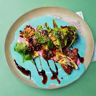 Салат з курячою печінкою, карамелізованим яблуком та сиром Буко (285г)