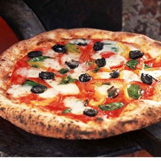 Queso Gorgonzola, Cebolla Confitada, Parmesano y Salsa Marinara