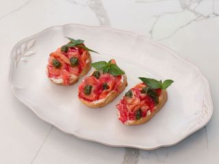 Брускети з лососем