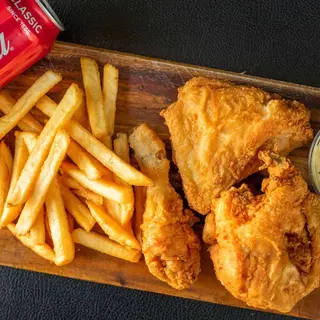 Pollo broaster con patatas y pan