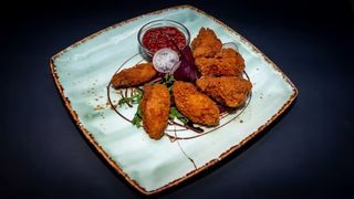 Aripioare picante cu pesmet si sos dulce acrisor