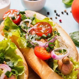 Perrito Con Lechuga Y Tomate 