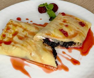 Млинець з маком та вишнею