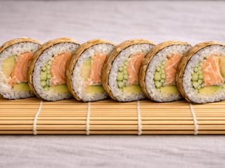 Futomaki Almond Łosoś Pieczony 6 szt.