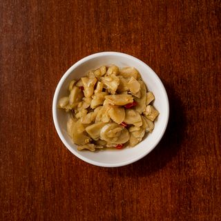 Czosnek marynowany w sosie rybnym