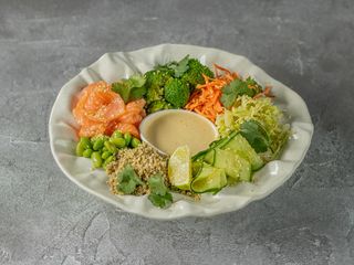 Боул з лососем, кіноа, чукою, едамаме з цитрусовим місо соусом