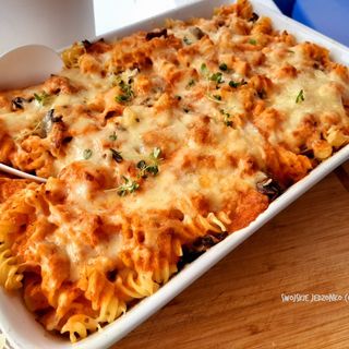 Zapiekanka makaronowa, szynka, boczek,cebula pomidor