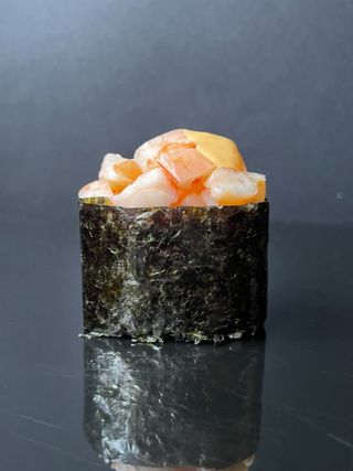 Гункан з тигровою креветкою