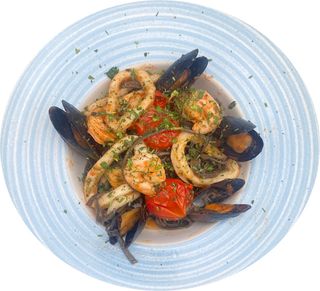 Tagliolini al nero di seppia con frutti di mare