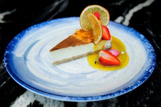 Cheesecake cu sos mango-yuzu
