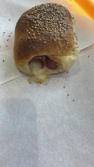 Würstel, salame e mozzarella