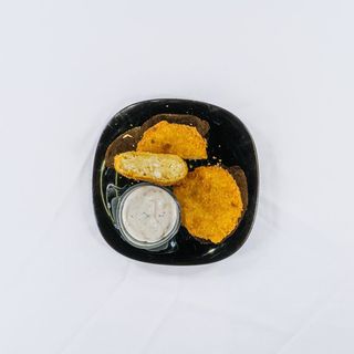 Хрупкави картофени кюфтета (2бр.) и чеснов сос