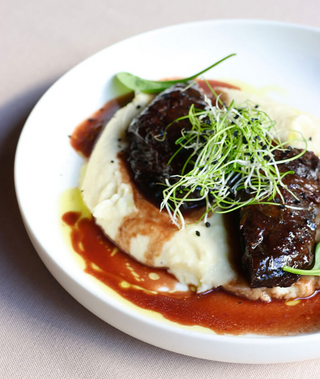 Obraji de vițel gătiți lent în vin roșu