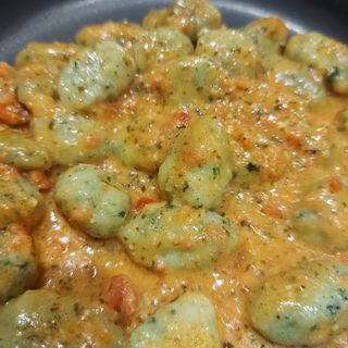 Gnocchi verdi al pesto rosso