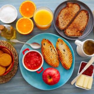 Menú Continental Single, Desayuno y Merienda: Bebida Caliente o Fría + Zumo Natural, + 2 Dulces de Pastelería