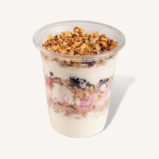 საუზმე გრანოლათი და კენკრით