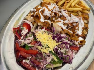 Kebab z warzywami i frytkami