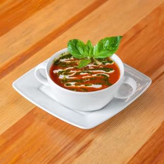 Krem z pomidorów ze śmietaną i bazyliowym pesto