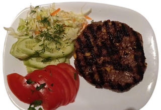 Плескавица с гарнитура