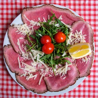 Carpaccio di Roastbeef con carciofi crudi e grana