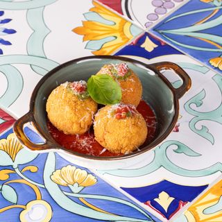 Tris di arancinetti alla norma