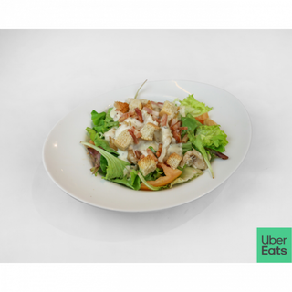 ENSALADA ÑAM con pollo crujiente, costrones de pan y salsa Ñam