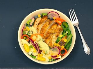 Salată cu pui (350g)