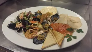 Antipasto di pesce caldo e freddo