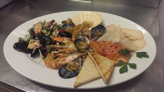 Antipasto di pesce caldo e freddo