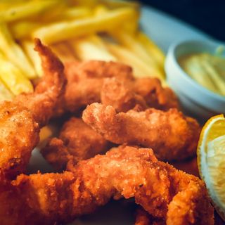 Porodična pileća korpica i dve palačinke sa eurokremom