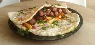 Smotani ćevapi u tortilji sa ajvarom i crvenim lukom