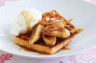 Waffle caramello e banana flambè