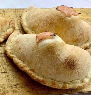 Calzone con prosciutto cotto e mozzarella