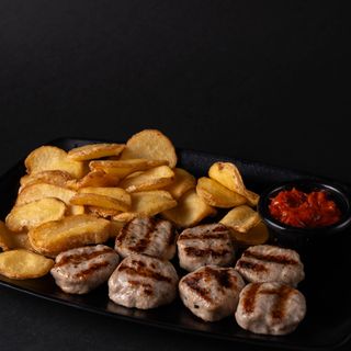 Телешки бейби кюфтенца с пържени картофи и лютеница (400г)