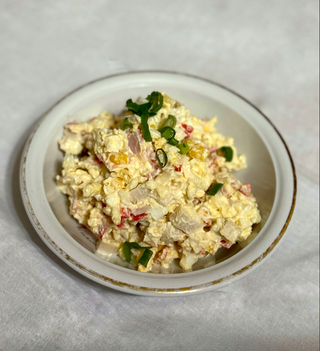 Salată cu bețișoare de crabi