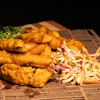 Piept de pui crocant în aluat de bere cu coleslaw, cartofi și sweet chilli