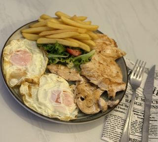 Pollo, Patatas, Huevo Y Ensalada