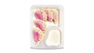 Pierogi z jagodami i słodkim jogurtem