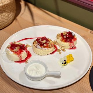 ხაჭოს მაჭკატები Cottage cheese pancakes with orange zest, served with jam, walnuts and sour cream