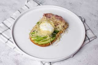 Тост-Бенедикт с говяжьей ветчиной (265 гр.)