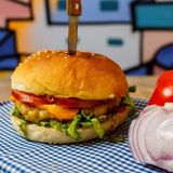 Бургер Molly с пилешко кюфте + картофки (450гр)