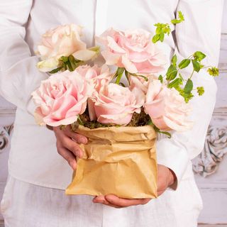 Aranjament cu 7 trandafiri roz pal