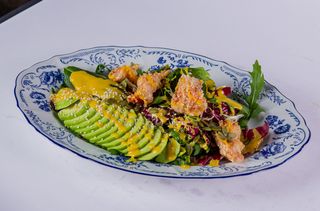 Салат с креветками,авокадо и имбирной заправкой(220гр)