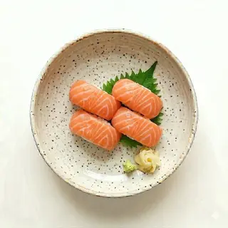 Sashimi De Salmón Con Arroz (4 Uds.)
