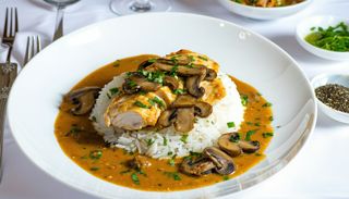 Piept de pui cu sos de hribi şi orez basmatic