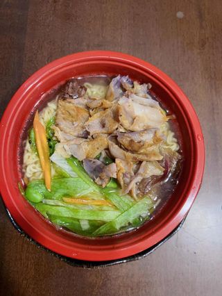 95. Ramen spaghetti in brodo con kebab