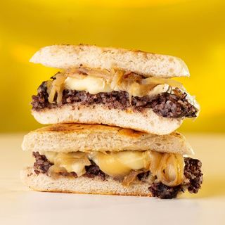Mollete de Morcilla de Burgos Smash con Cebolla y Queso Brie