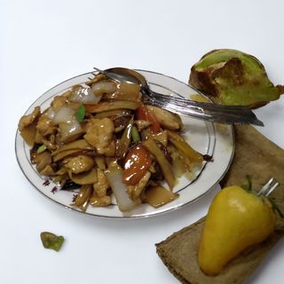 Galinha com bambú e cogumelos chineses