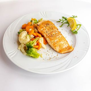 Zestaw łosoś grillowany z warzywami na parze, sos czosnkowy